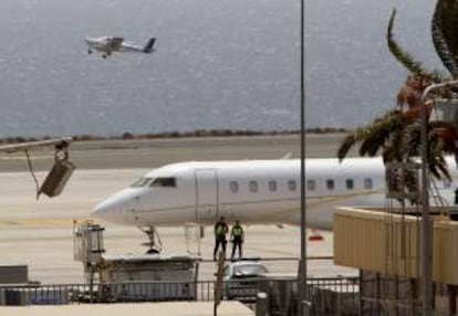 Varios agentes junto al reactor privado que aterrizó este domingo en el aeropuerto de la isla de Gran Canaria, procedente de Venezuela.