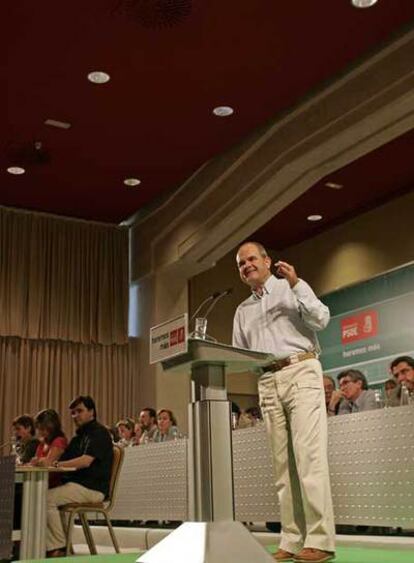 Manuel Chaves se dirige ayer al comité ejecutivo del PSOE.