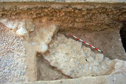 Restos del muro y del patio interior del convento hallados en las excavaciones de La Vila Joiosa.