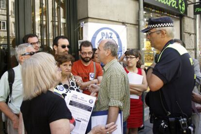 Varias personas impiden que un secretario judicial acceda a la sede en Madrid de la ONG Paz Ahora y ejecute al desahucio previsto.