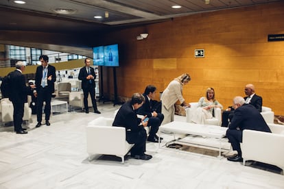 Giorgia Meloni, presidenta del Consejo de Ministros de Italia, en un descanso en la cumbre de Granada. Los sofás fuera de foco son uno de los lugares básicos de las negociaciones.