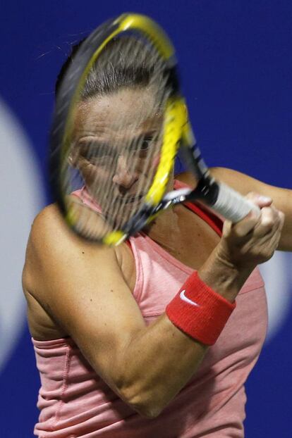 La checa Lucie Safarova devuelve una bola a Roberta Vinci en el torneo WTA en Tokio.