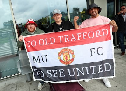 Seguidores del Manchester United, este martes a su llegada al aeropuerto de Santander.