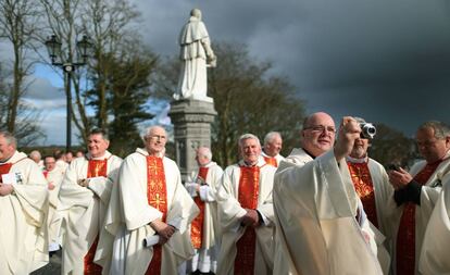Curas irlandeses reunidos a la entrada de la catedral de San Patricio.