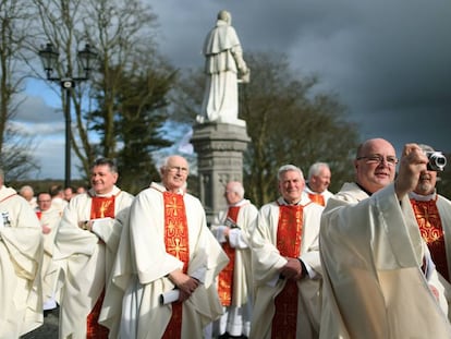 Curas irlandeses reunidos a la entrada de la catedral de San Patricio.