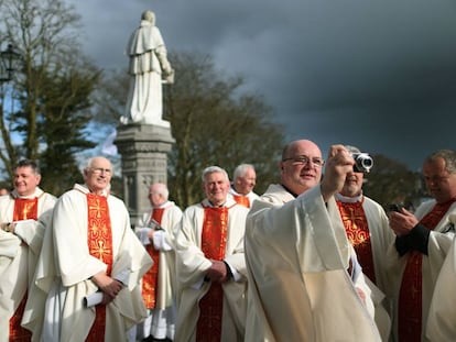 Curas irlandeses reunidos a la entrada de la catedral de San Patricio.