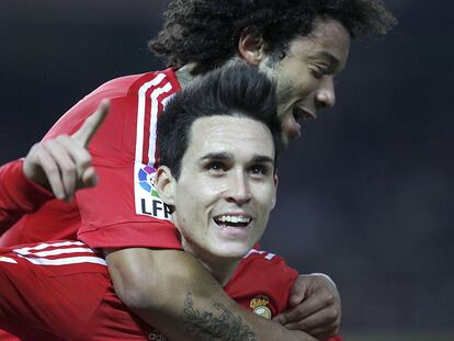 Callejón, felicitado por Marcelo, celebra su gol al Sevilla en la última jornada de Liga.
