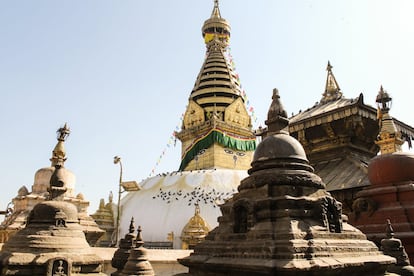 El templo de Swayambhunath (conocido como el templo de los monos) es otro de los conjuntos de la capital. El valle de Katmandú tiene una de las mayores concentraciones de edificios patrimonio de la humanidad del mundo.