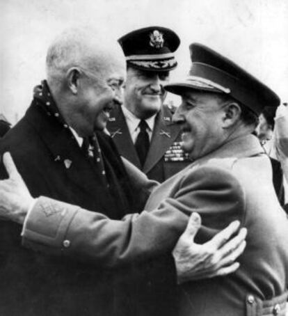 Abrazo entre Franco y Eisenhower en Torrejón de Ardoz en 1959.