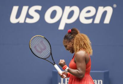 Serena Williams celebra un punto durante su partido contra Pironkova en Nueva York.