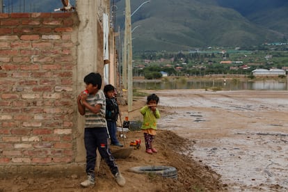 Un grupo de niños juega en una zona inundada en Cochabamba (Bolivia).