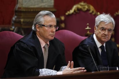 Baltasar Garzón junto a su abogado, Francisco Baena.