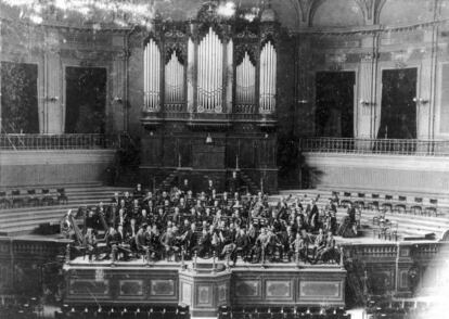 La legendaria Grote Zaal (Sala Grande) de la orquesta del Concertgebouw, en una fotografía de 1895.