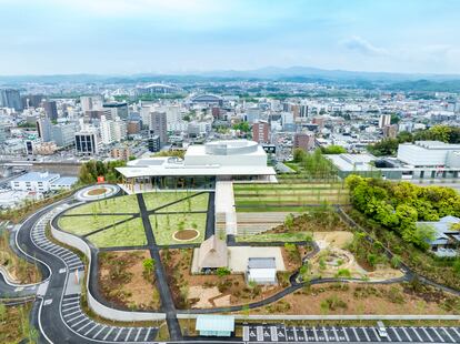 El paisajismo que rodea al nuevo museo de la ciudad con el centro de arte fue ideado por Peter Walker y asociados.