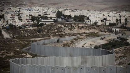 Assentamento de Pisgat Zeev, Jerusalém Oriental, e o muro de separação.