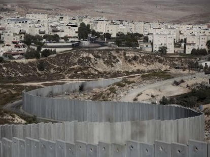Assentamento de Pisgat Zeev, Jerusalém Oriental, e o muro de separação.
