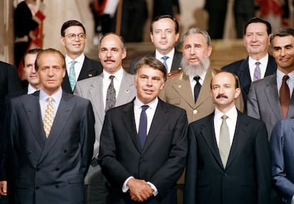 Mandatarios latinoamericanos se reúnen con Felipe González y con el Rey Juan Carlos de España, en la Cumbre Latinoamericana en Madrid, el 23 de julio de 1992