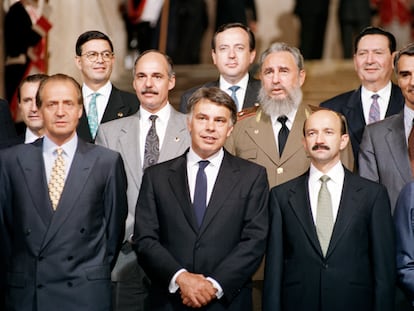 Mandatarios latinoamericanos se reúnen con Felipe González y con el Rey Juan Carlos de España, en la Cumbre Latinoamericana en Madrid, el 23 de julio de 1992.