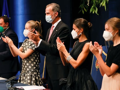 El rey Felipe VI, la reina Letizia, la princesa Leonor, la infanta Sofía y el presidente del Principado de Asturias, Adrián Barbón, durante la ceremonia de entrega de los Premios Princesa de Asturias este viernes.