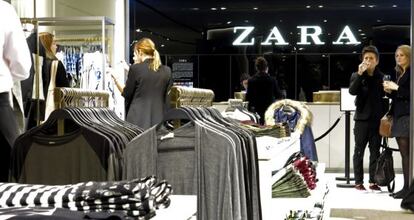 Vista del interior de una tienda de la cadena de moda Zara.