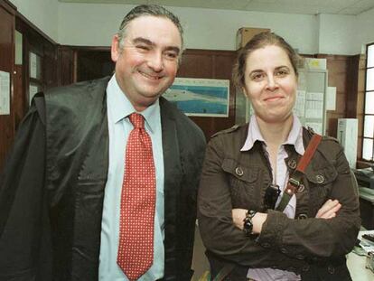 La profesora Nereida del Pino, junto a su letrado, Francisco Navarro Sanz, tras su sexto juicio.