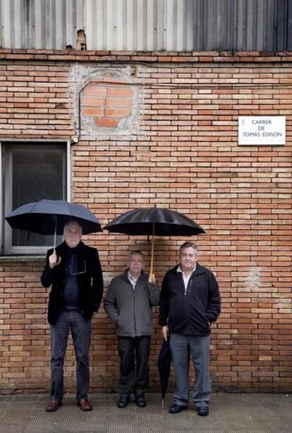 Ex trabajadores de Rocalla, junto a la fábrica de amianto de Castelldefels.