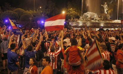 Los aficionados del Atl&eacute;tico celebran el t&iacute;tulo en Neptuno.