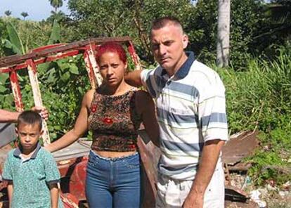 De derecha a izquierda, Marcial Basanta, su esposa, Mirlena López, y su hijo Felipe.