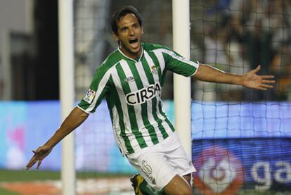 Roque Santa Cruz celebra uno de sus dos goles al Zaragoza.