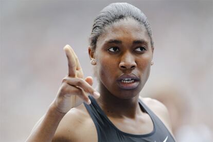 Caster Semenya celebra su victoria en la carrera de los 800 metros femeninos en Berlín.