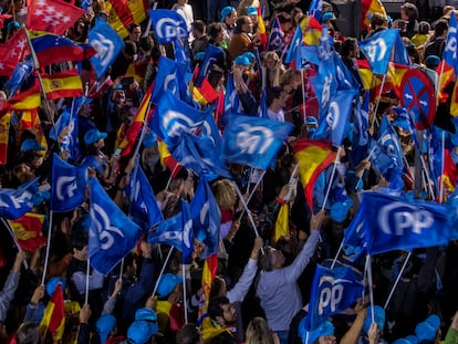 Ambiente frente a la sede del Partido Popular en Madrid tras conocerse los resultados electorales, el domingo.