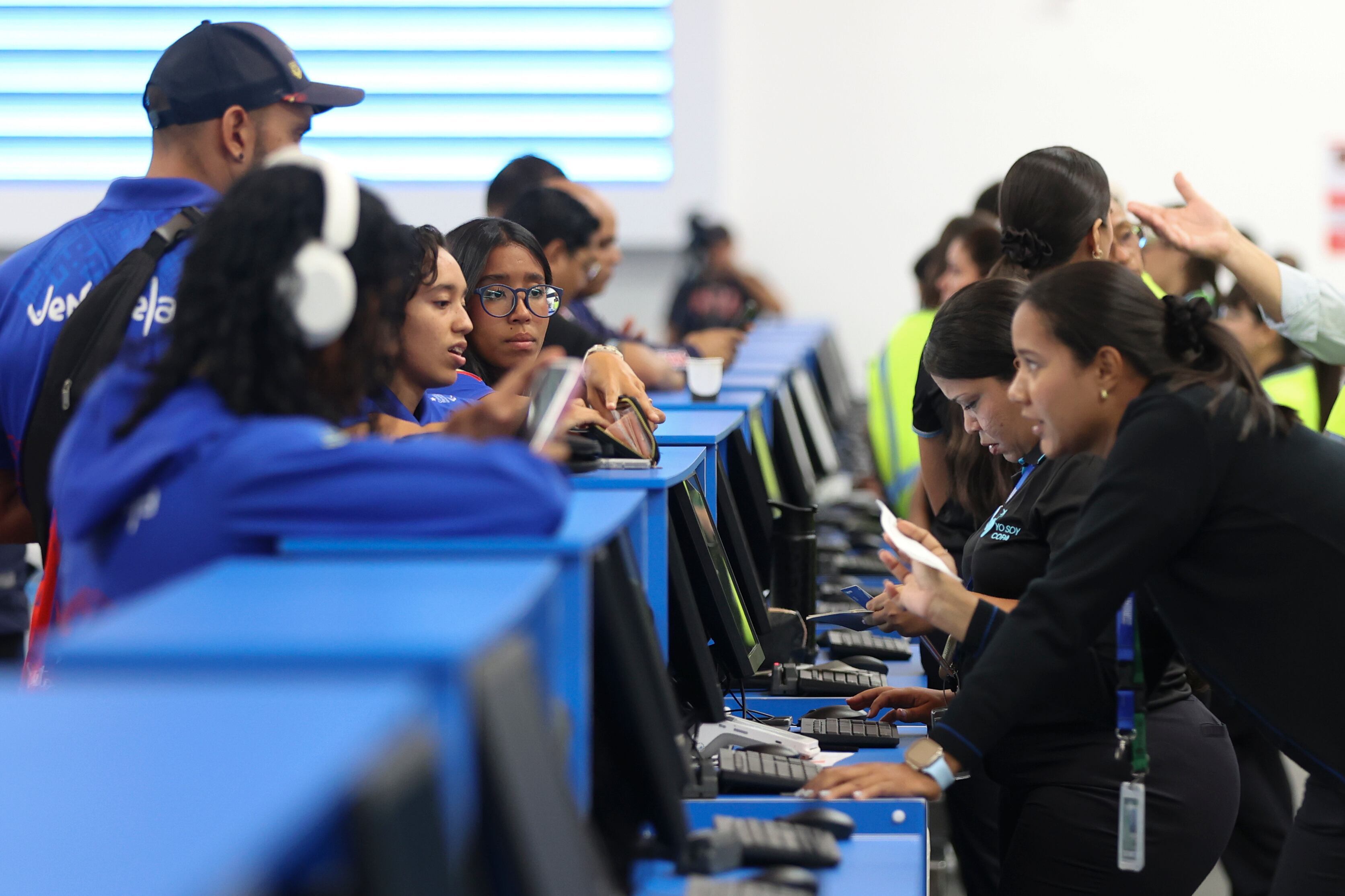 El aeropuerto internacional de Caracas vuelve a operar dos meses después del terremoto