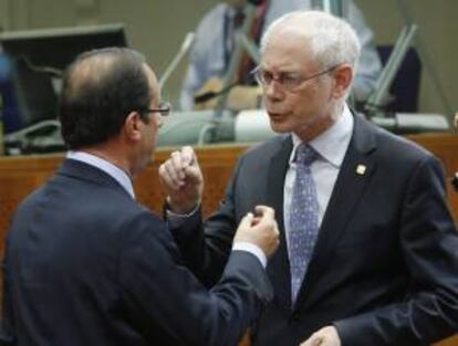 El presidente del Consejo Europeo, Herman Van Rompuy (d) conversa con el presidente francés François Hollande (i) durante la cumbre europea celebrada en Bruselas, Bélgica. EFE/Archivo