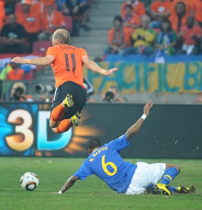 Arjen Robben salta (o le hacen saltar) ante la patada del defensor brasileño Michael Bastos.