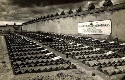 Tumbas de brigadistas en el cementerio de Fuencarral antes de que las autoridades franquistas las trasladaran a una fosa común