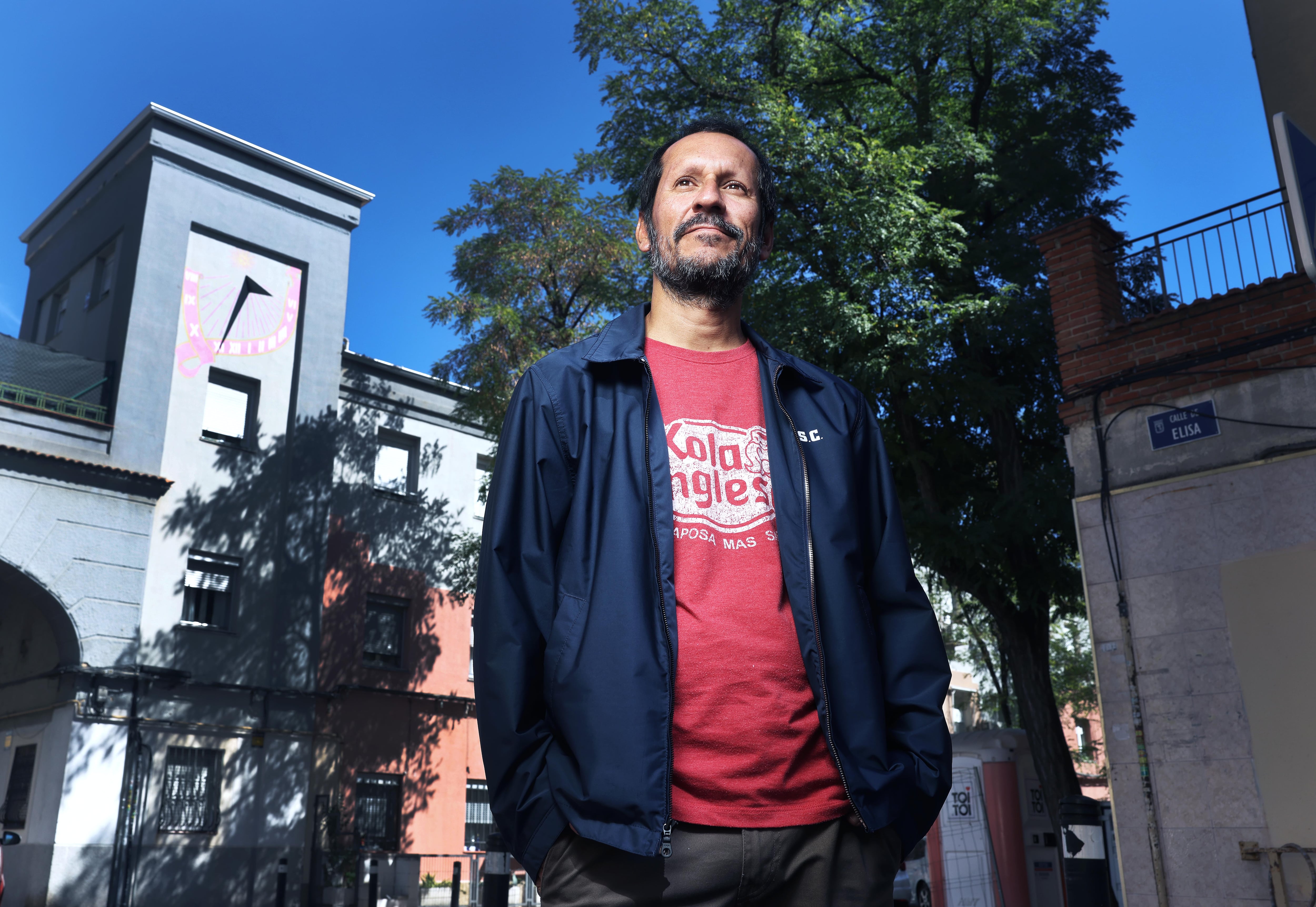 El escritor Sergio Galarza en el barrio Moscardó, Usera, en Madrid, el 24 de septiembre de 2025.