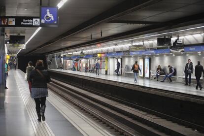 L'estació de Diagonal de la línia 5 de Barcelona excepcionalment mig buida aquest divendres al matí.