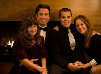 John Travolta y su esposa, con sus dos hijos (a la derecha, Jett).