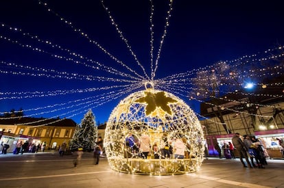 Decoración navideña en la plaza Dobo en Eger (Hungría), el 27 de noviembre de 2017.