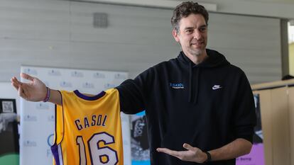 Pau Gasol muestra su emblemática camiseta con el número 16.