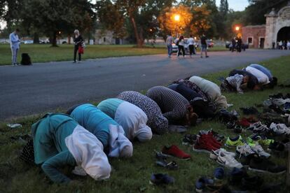 Mujeres musulmanas rezan frente a la muralla de Kalemegdan en Belgrado.
