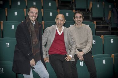 Thomas Richards, entre los actores Javier Cárcel (a la izquierda) y Alonso Abarzúa, el martes en la sala La Mutant de Valencia. MÒNICA TORRES