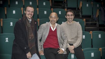 Thomas Richards, entre los actores Javier Cárcel (a la izquierda) y Alonso Abarzúa, el martes en la sala La Mutant de Valencia. MÒNICA TORRES