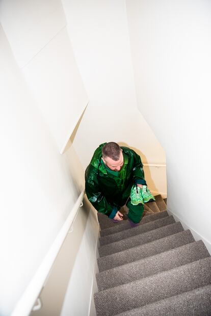 Escaleras angostas y con moqueta: la casa de John Booth es puro Londres.