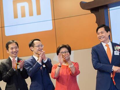 El consejero delegado de Xiaomi, Lei Jun, da comienzo a la sesión bursátil en Hong Kong este lunes.