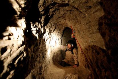 Un agente inspecciona el <i>narcotúnel</i> excavado en la frontera de México con EE UU.