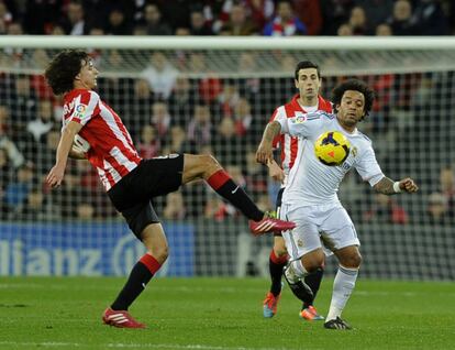 Marcelo trata de llevarse el balón ante Iturraspe.