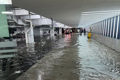 El Aeropuerto Internacional de Ciudad de México detuvo sus actividades debido a la lluvia.