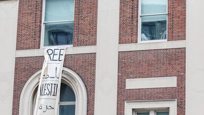Un cartel que dice 'Palestina libre' cuelga de una de las ventanas del edificio ocupado este martes en el campus de Columbia.