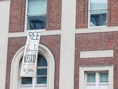 Un cartel que dice "Palestina libre" cuelga de una de las ventanas del edificio ocupado este martes en el campus de Columbia.
